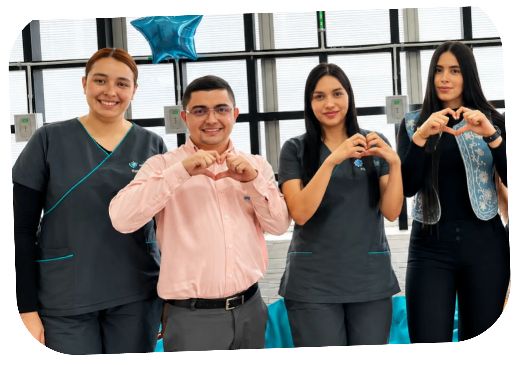 Equipo de Clínica Antioquia haciendo corazones con las manos